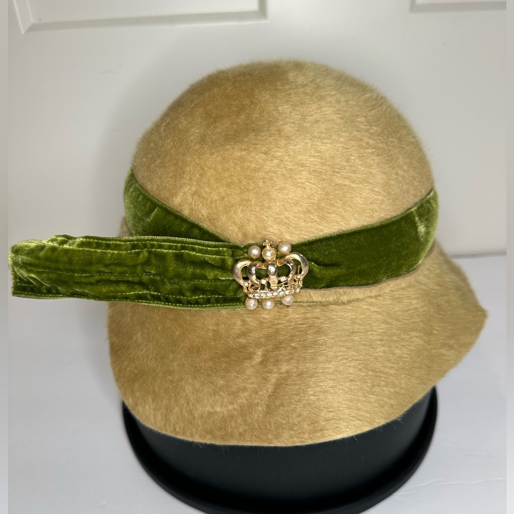 Vintage Bohn Cloche Hat Tan •‎ Green Velvet Band • Crown Pearl Rhinestone